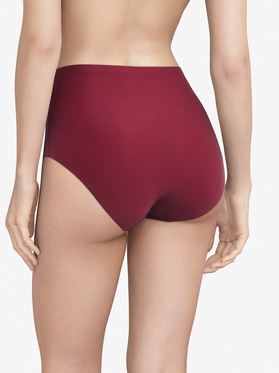 Modellen bærer Chantelle Seamless 133310 Soft Stretch Maxi Mørkerød, set bagfra, på lys baggrund for et elegant look.