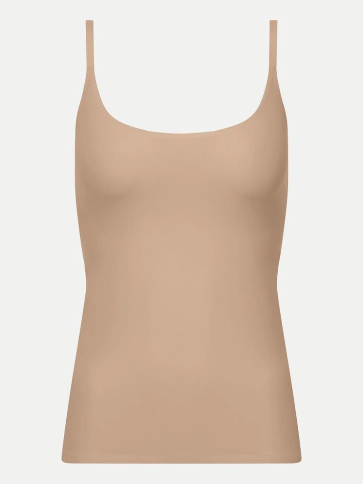 Chantelle sømløs, blød stretch-camisole i farven sand, model 138394, vist med tynde stropper på hvid baggrund.