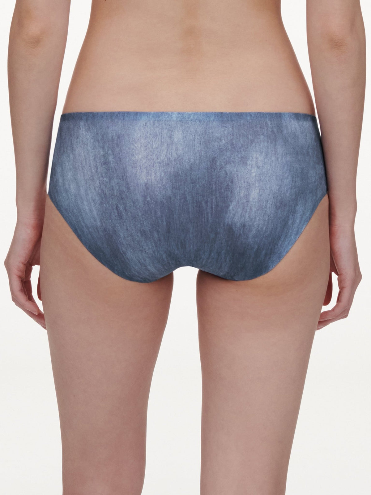 En person iført Chantelle Seamless Soft Stretch Hipster, blå mønstret, set bagfra på en hvid baggrund.