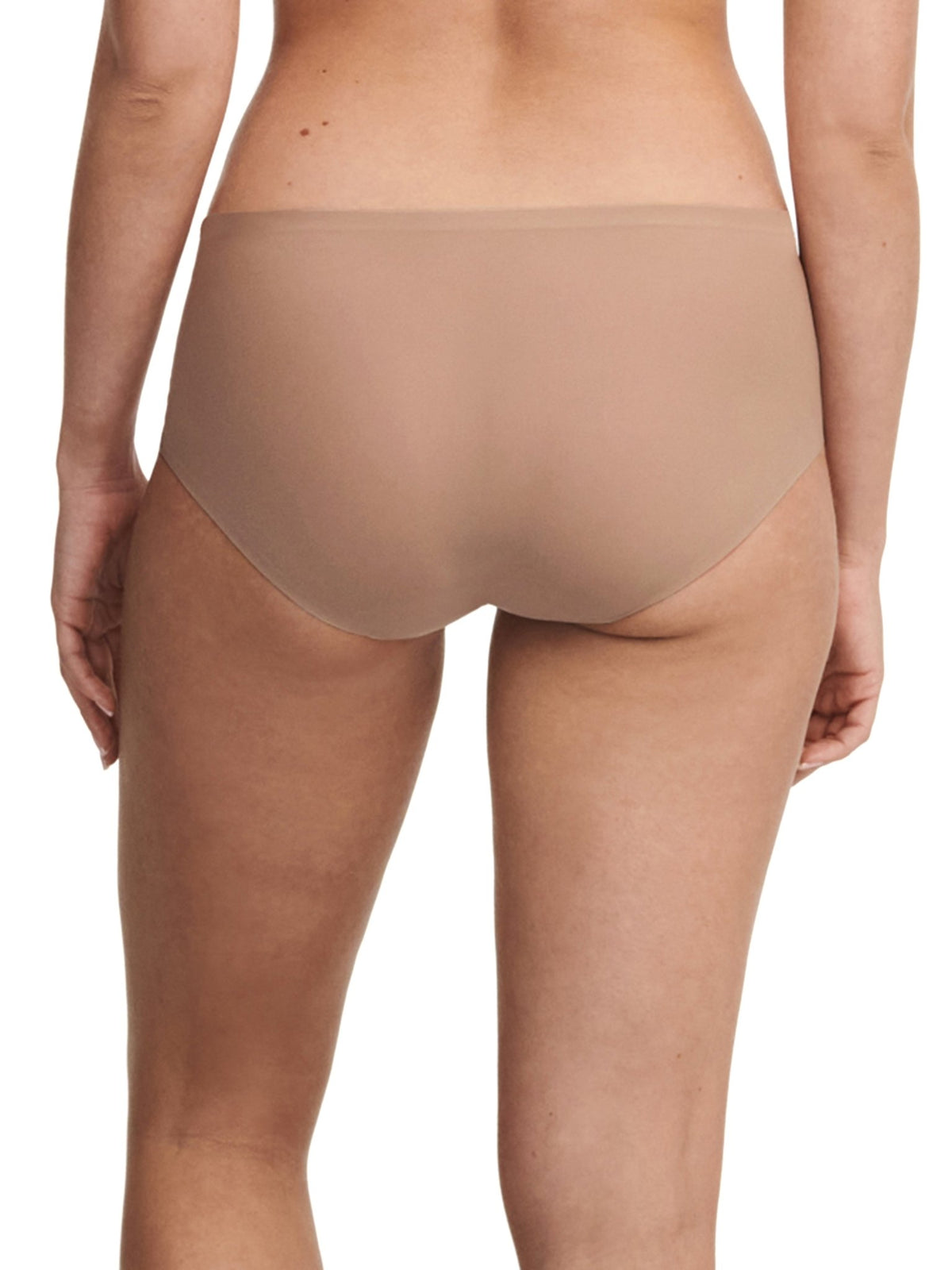 Model iført Chantelle Seamless Soft Stretch Hipster i farven Latté, set bagfra på hvid baggrund.