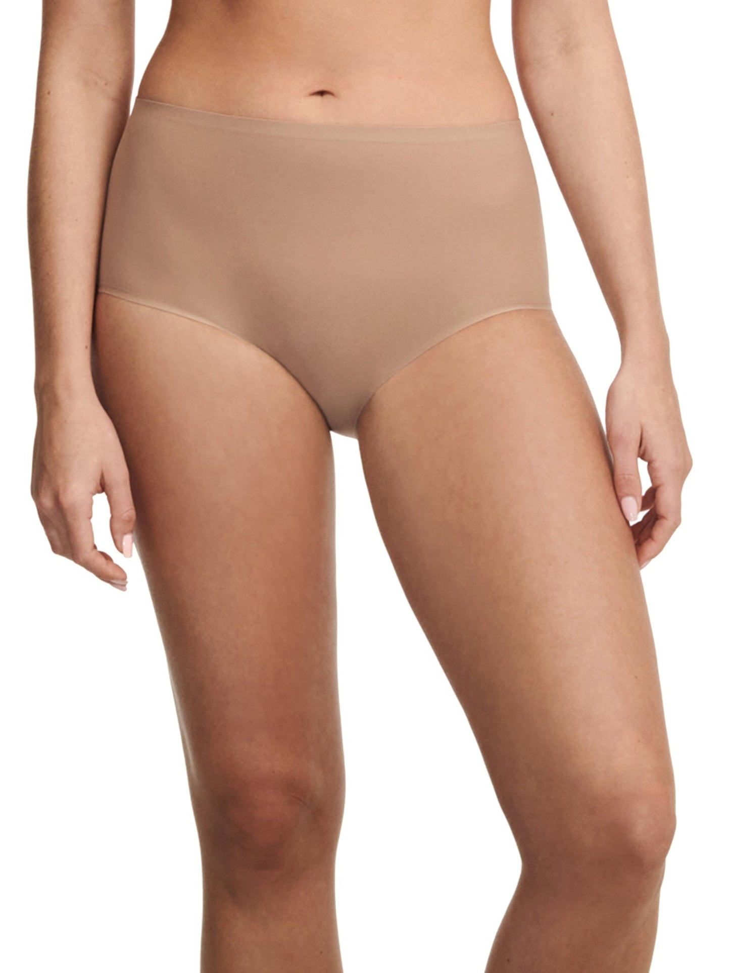Modellen bærer Chantelle Seamless – Soft Stretch Maxi Latté i farven nude foran en ensfarvet hvid baggrund.