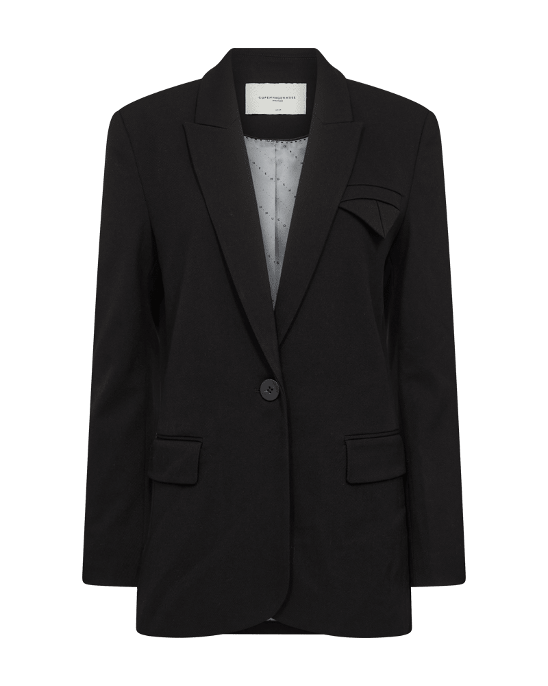 Copenhagen Muse 138980 Tailor Sort: sort blazer med et række knapper, skrå revers, lommer med klap og én knap.