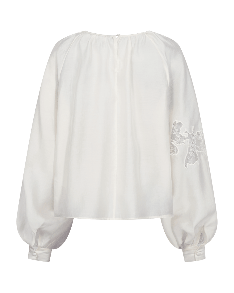 Copenhagen Muse Molly – Offwhite bluse med løs pasform, ballonærmer og diskret blomsterbroderi set bagfra.