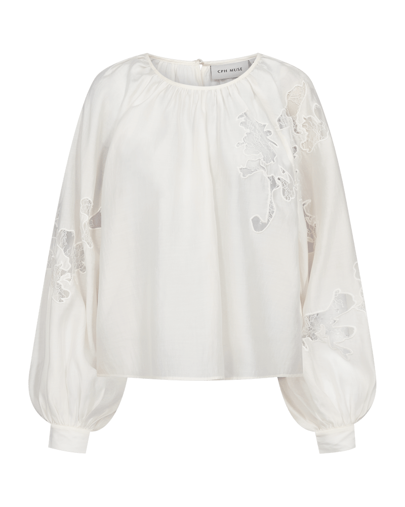 Off-white Copenhagen Muse Molly-bluse med ballonærmer, blonder og gennemsigtigt blomsterbroderi.