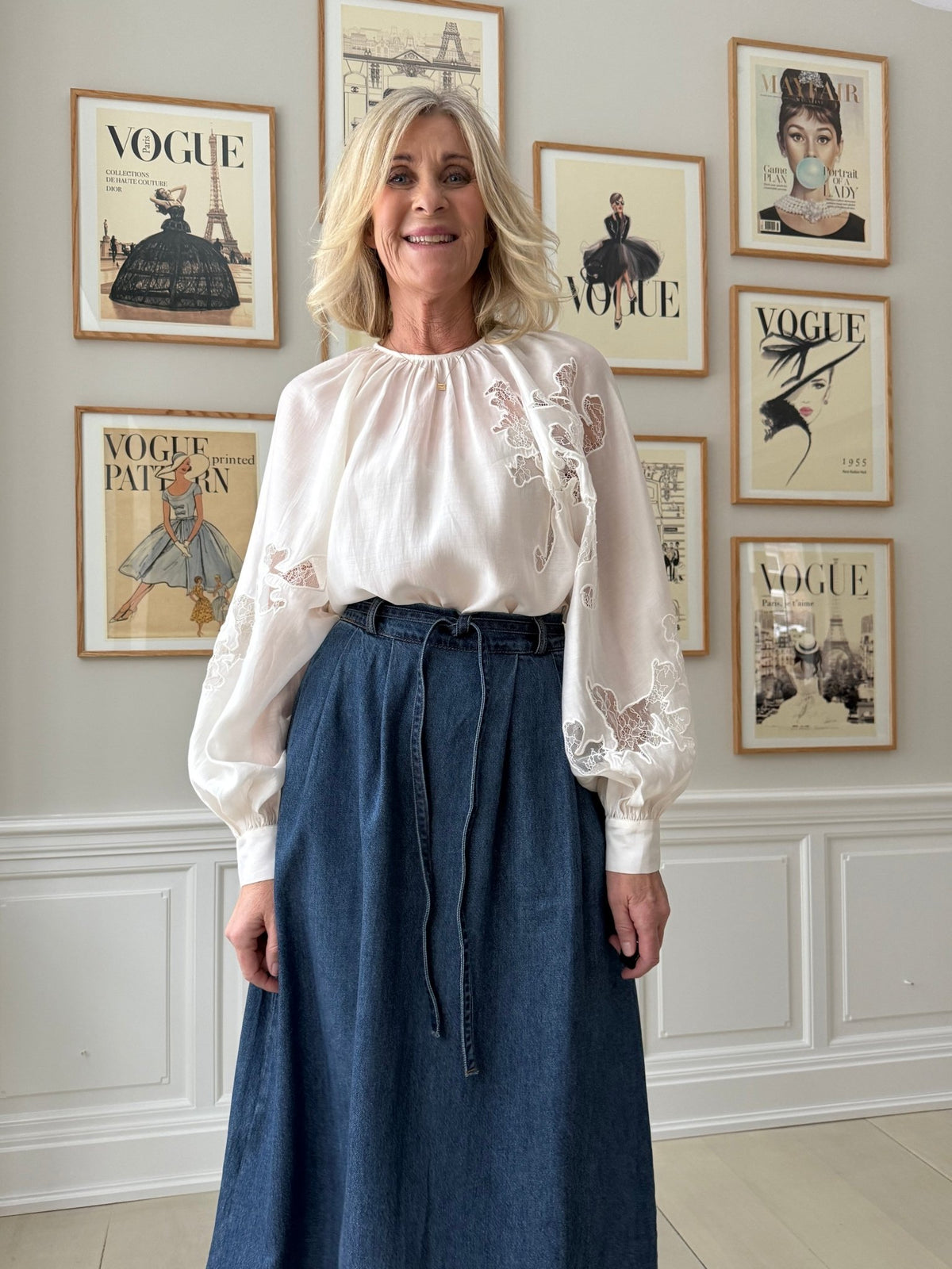 Kvinde i København: Muse Molly Off White-bluse med ballonærmer og denimnederdel fra Vogue Cover Wall.