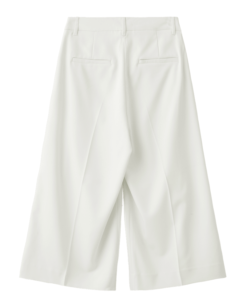 Copenhagen Muse Tailor off-white bukser med brede ben, set bagfra med lommer med slids og bæltestropper.