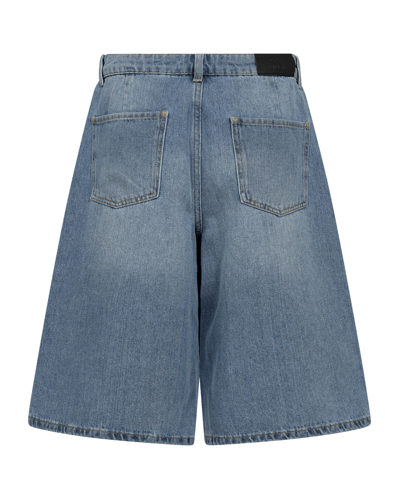 Bagfra-billede af Copenhagen Muse Anora-jeansshorts med brede ben, to baglommer og sort mærke på hvid baggrund.