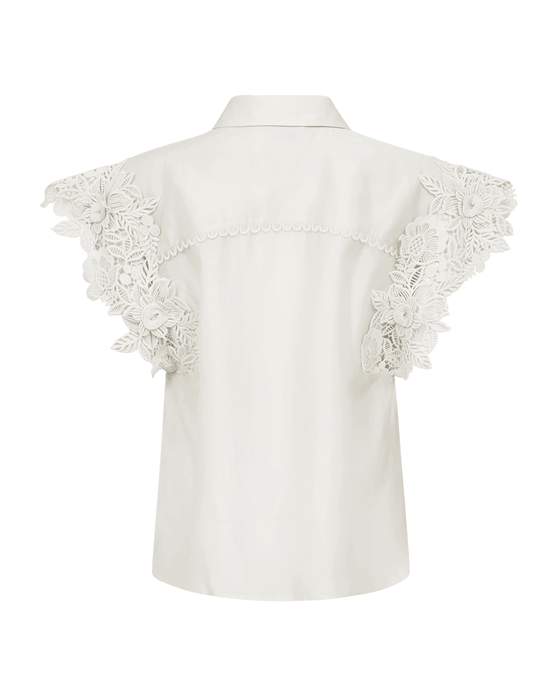 Copenhagen Muse Molly-skjorte i off-white med blonder på ærmerne, set bagfra; et elegant must-have i garderoben.
