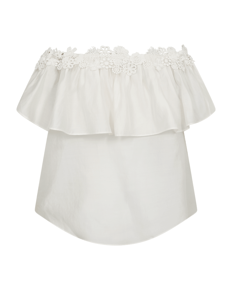 Copenhagen Muse Molly – en off-white bluse med bare skuldre, flæselag og blomsterblonder på en ensfarvet baggrund.