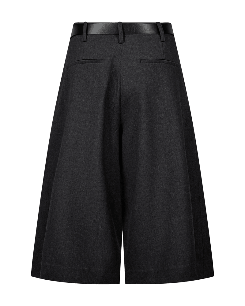 Copenhagen Muse 155836 Tailor mørkegrå culottes med brede ben, bæltestropper og paspolerede baglommer på hvid baggrund.