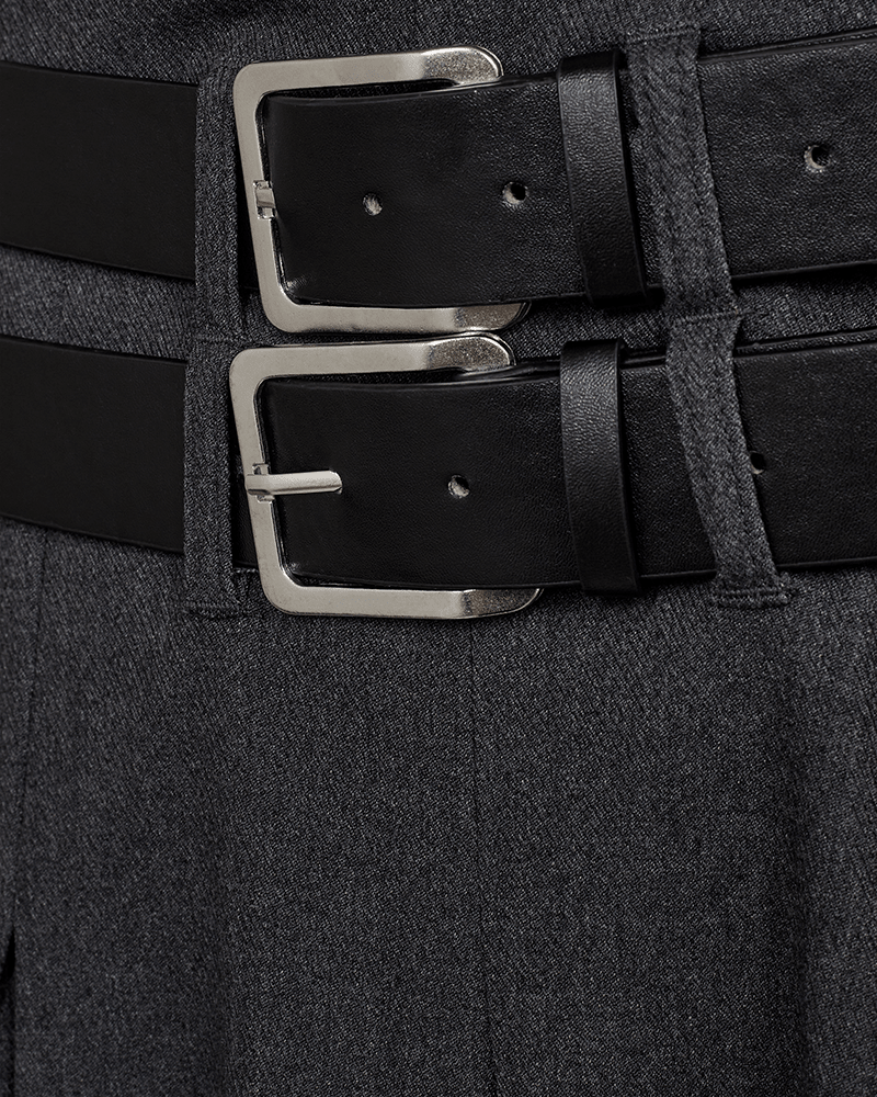 Sorte læderbælter med sølvspænder til en 155837 Copenhagen Muse – Tailor Mørkegrå nederdel for et klassisk look.