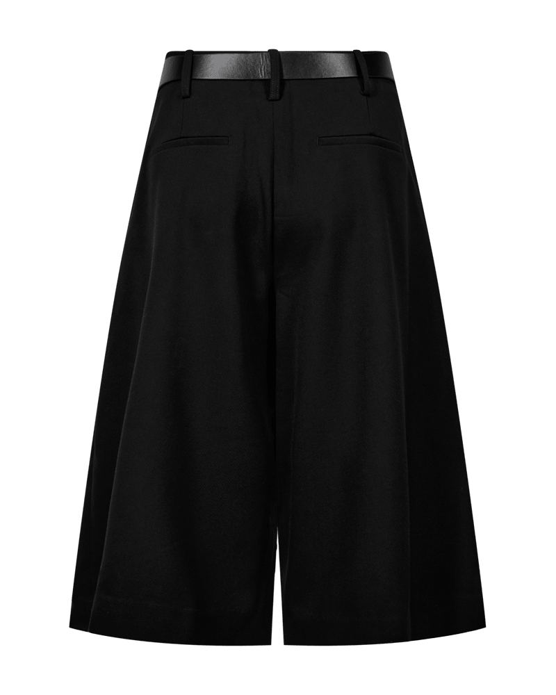 Copenhagen Muse CMTailor Sort: sorte culotte-shorts med brede ben og bæltestropper samt to paspolerede baglommer.