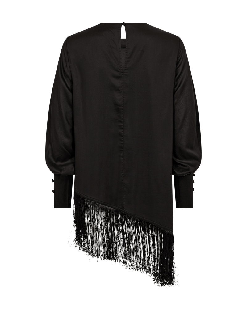 Bagfra set: En sort Copenhagen Muse CMNelly Sort-bluse i lyocell med lange ærmer og en asymmetrisk kant med frynser.