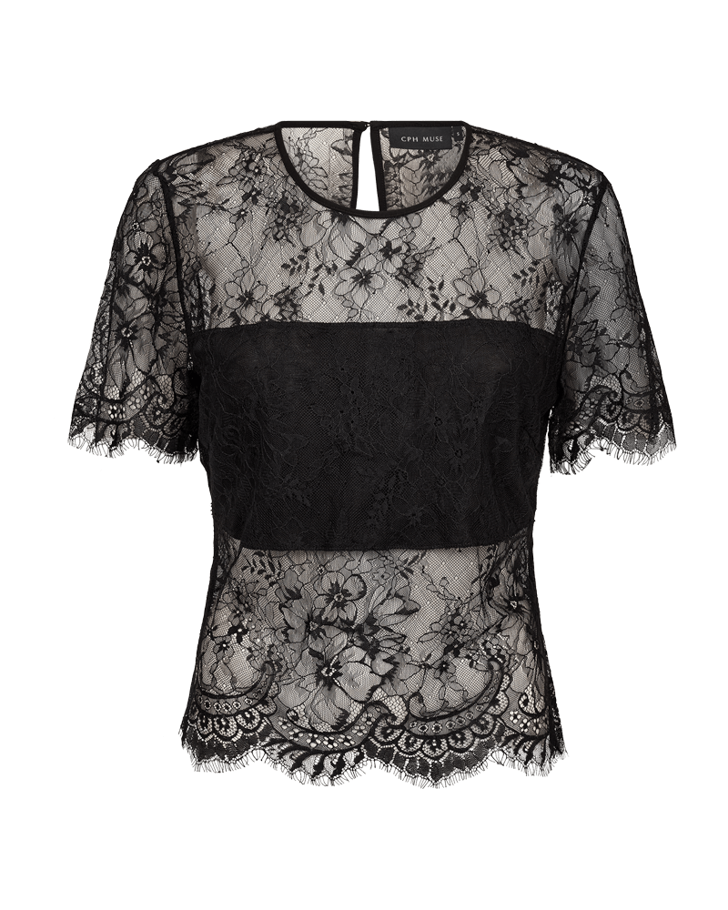 Copenhagen Muse 156467 – CMLea Sort, sort kortærmet bluse i blonder med blomstermønster, ensfarvet foring og bølget kant.