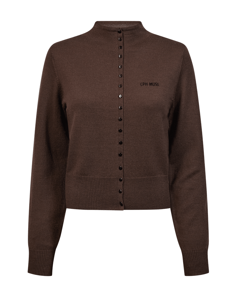 156469 | Copenhagen Muse – CMKenny Mørkebrun kort strikbluse med lange ærmer, knapper foran og høj hals.