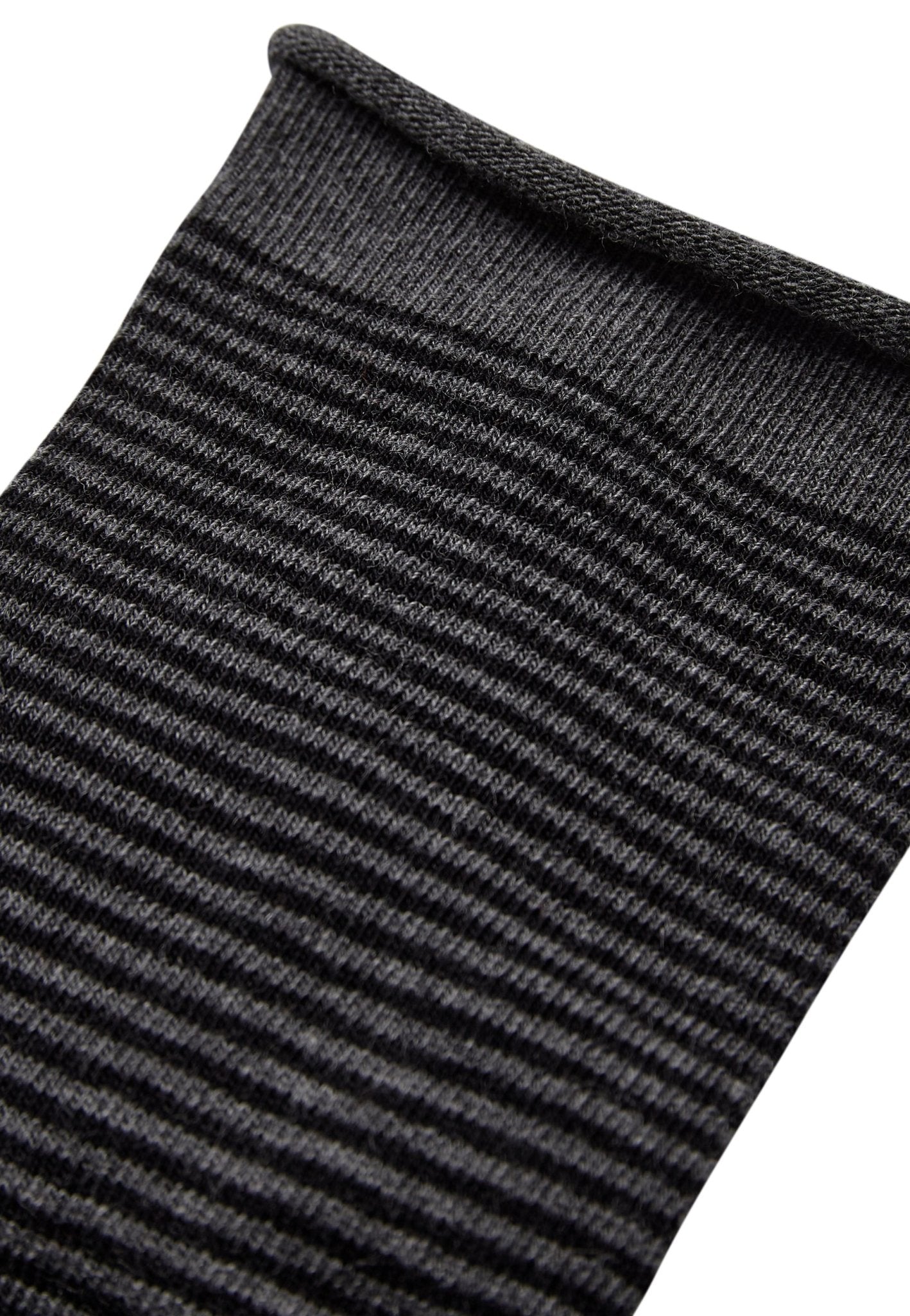 Nærbillede af Decoy Fine Knit Cotton Mørkegrå-sokker, mørkegrå, med opsmøget kant, på hvid baggrund.