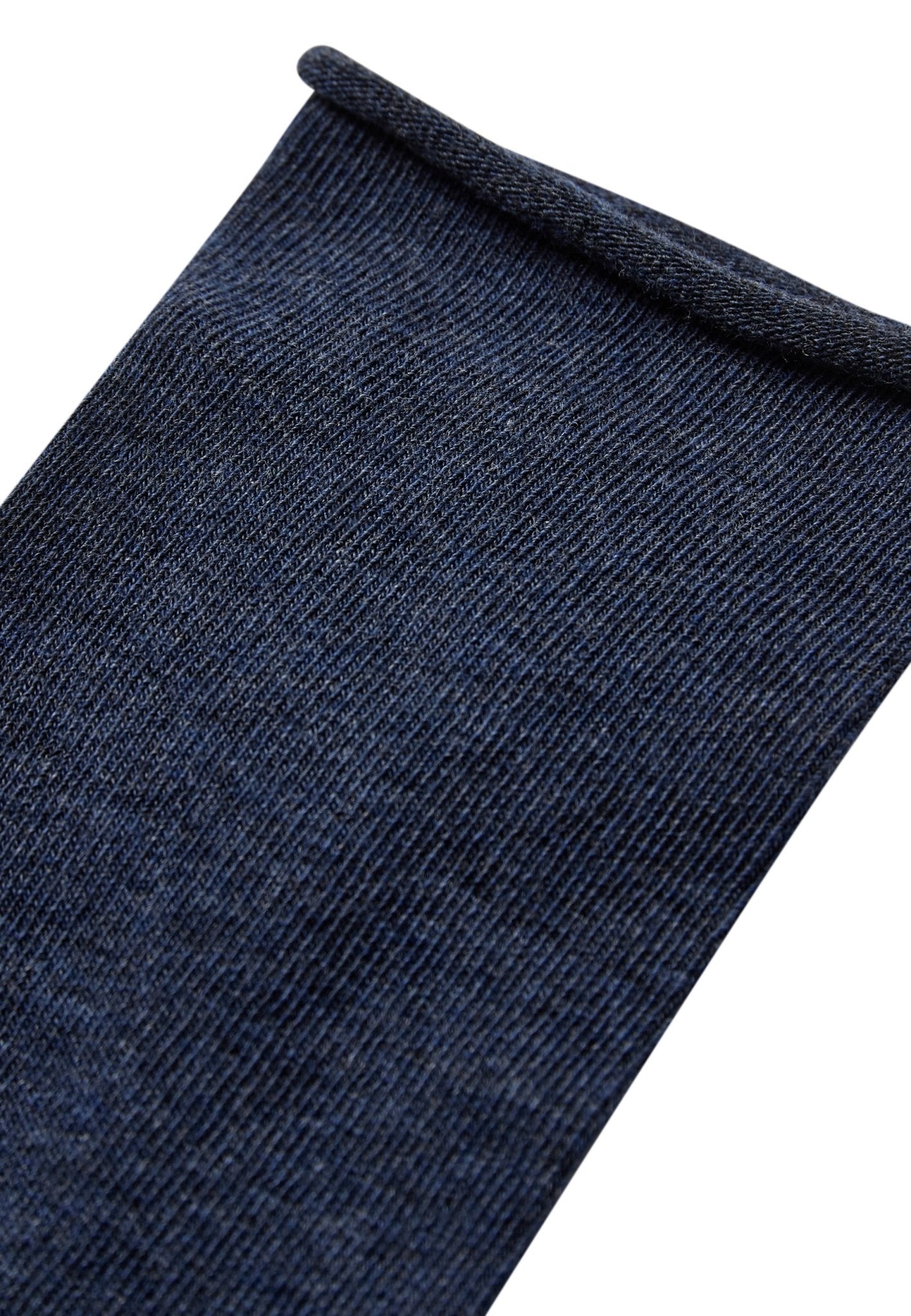Nærbillede af den oprullede kant på Decoy Fine Knit Cotton Blå-sokken, mørkeblå, på hvid baggrund.