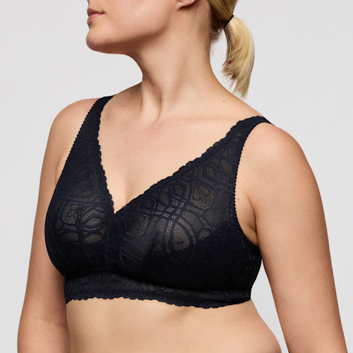Mørkeblå PrimaDonna bralette med brede stropper på model set forfra fra siden