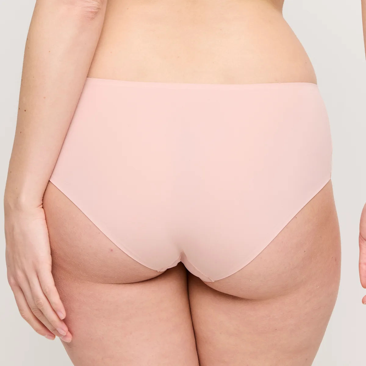 Bagfra-billede af de lyserøde, sømløse PrimaDonna - FIGURAS Powder Rose PWD-trusser med fuld dækning.