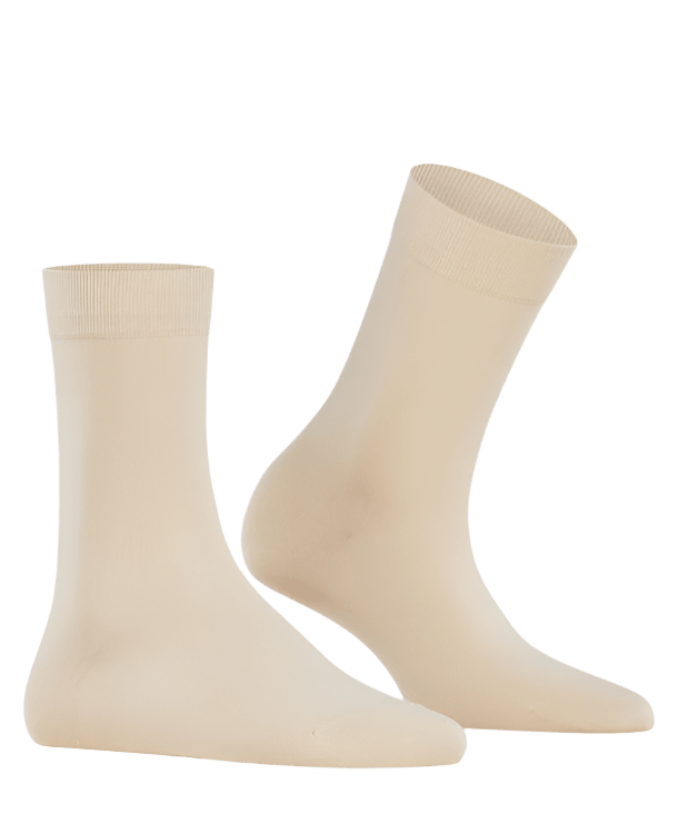 Et par Falke Cotton Touch Sand-sokker, én stående og én liggende, vist på en hvid baggrund.