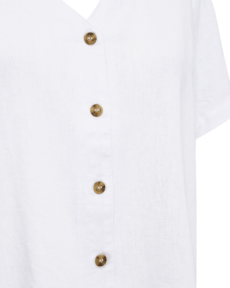 Nærbillede af Freequent 154607 Lava Hvid-skjorte med brune knapper i en lodret række ned ad fronten.