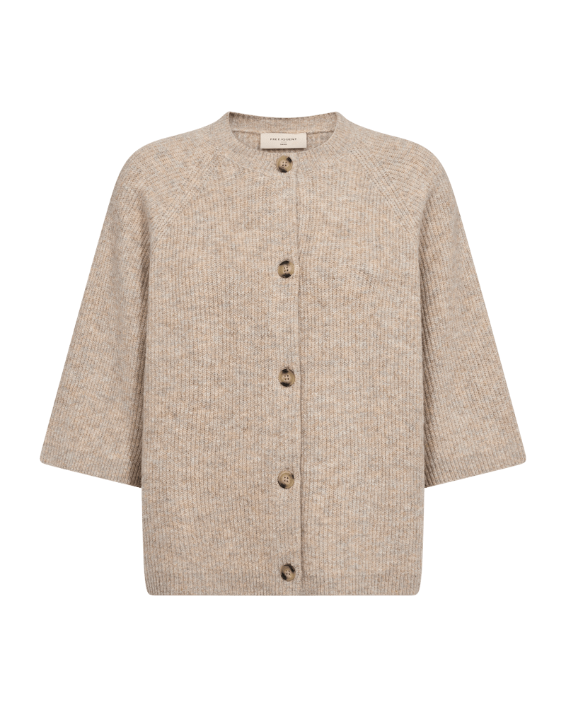 Freequent Astrid Sand-cardigan: beige, ribstrikket, med knapper og 3/4-ærmer; mærke: Freequent.
