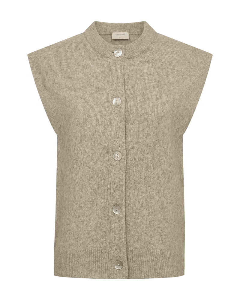 Freequent Alpa Sand: Ærmeløs beige strikvest med ribkant og fem knapper. Vist på hvid baggrund.