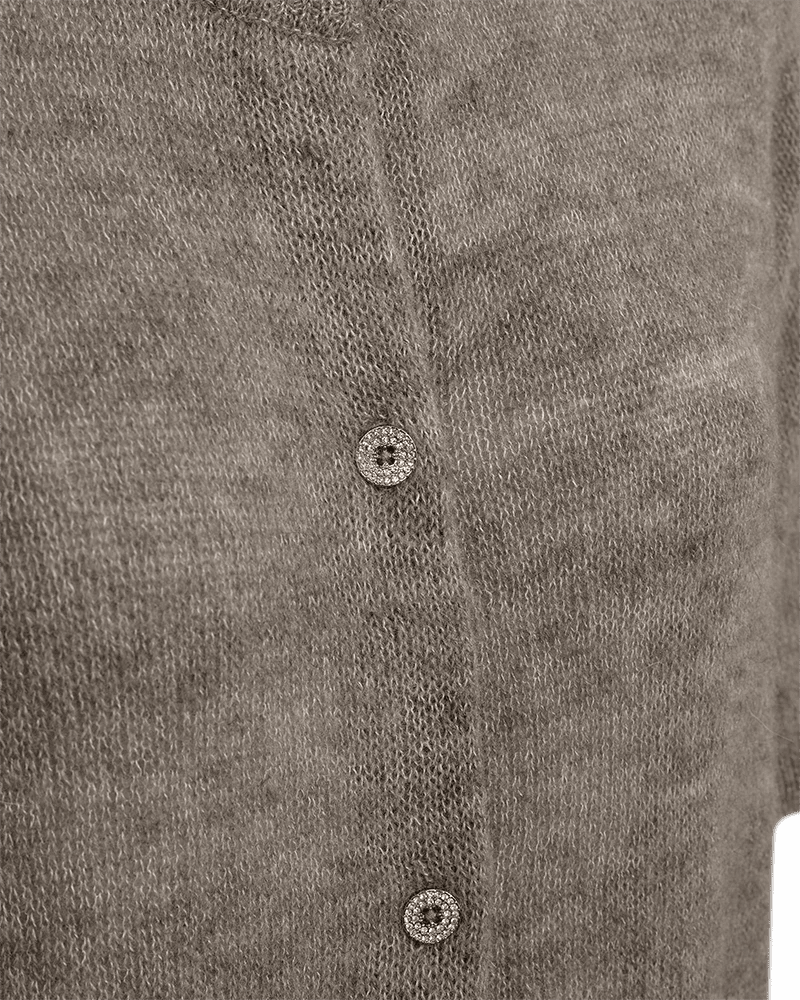 Nærbillede af Freequents DIDO Brunmeleret: grå cardigan i en blanding af alpaca og uld med to knapper og en detaljeret strikstruktur.