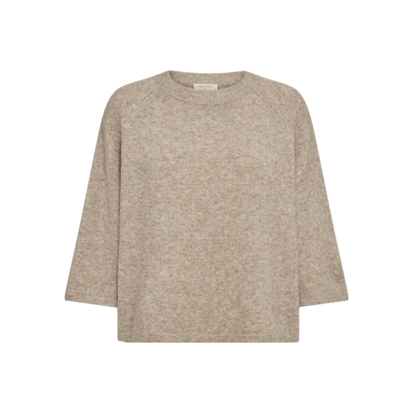 Freequent Eshardy Sand 155608: lysebrun, langærmet sweater med løs pasform fra Freequent på hvid baggrund.