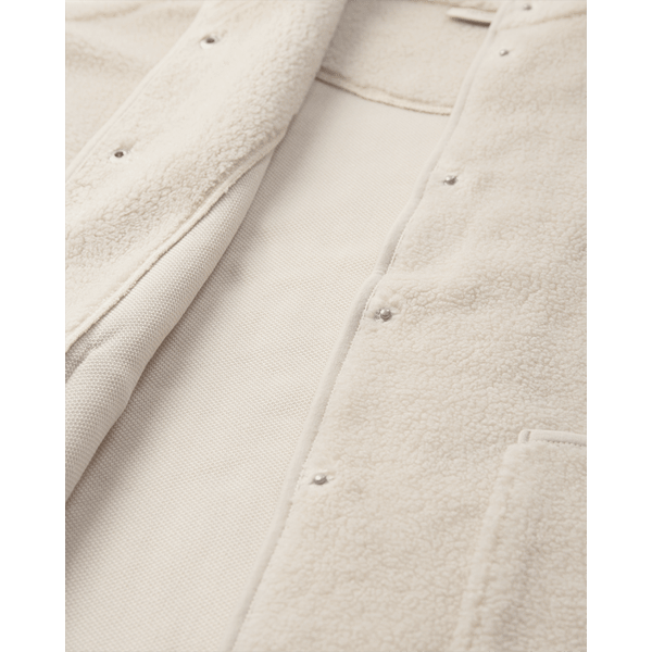 Nærbillede af Freequent 155610 Teddy Off White-vest med blødt for, trykknapper og delvis lommedetalje.