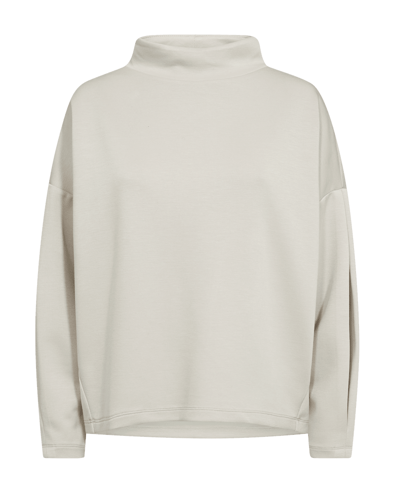 Freequent – Brody Beige-bluse med høj hals og løs pasform, vist på en ensfarvet hvid baggrund.