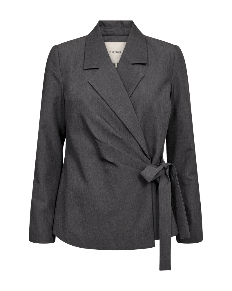 Freequent Vika mørkegrå blazer: lange ærmer, skåret krave, elegant krydsning med bånd i siden. Køb model 155795 fra Freequent.