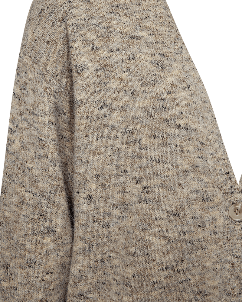 Nærbillede af Freequent FQTweed Gråmeleret-trøje i beige og brune pletter med en knap på retsiden.
