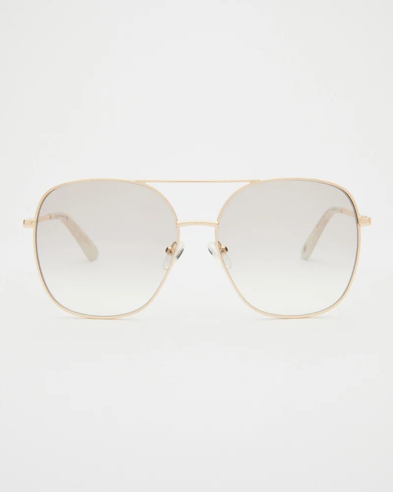 GLAS Ella Guld – aviator-læsebriller i guldmetal med let gradientglas, vist på hvid baggrund.