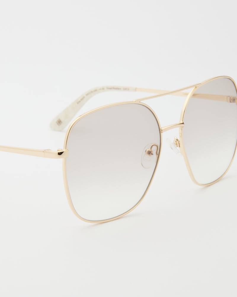 GLAS Ella Guld aviator-solbriller i metal med let tonede glas, vist på en ren hvid baggrund.