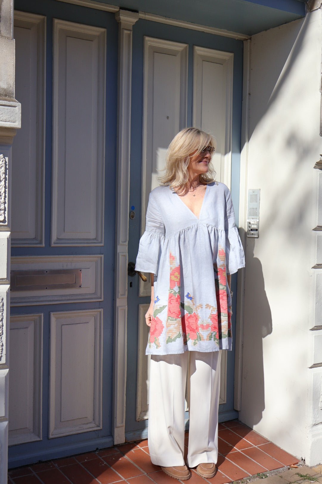 151001 | Greek Archaic Kori - Rose Bell Sleeve Lysegrå