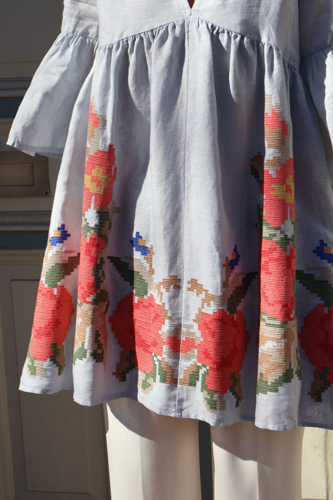 151001 | Greek Archaic Kori - Rose Bell Sleeve Lysegrå