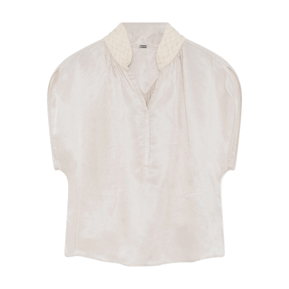 Gustavs Erika-top i offwhite, 155737, med flettet krave og korte ærmer på en ensfarvet hvid baggrund.