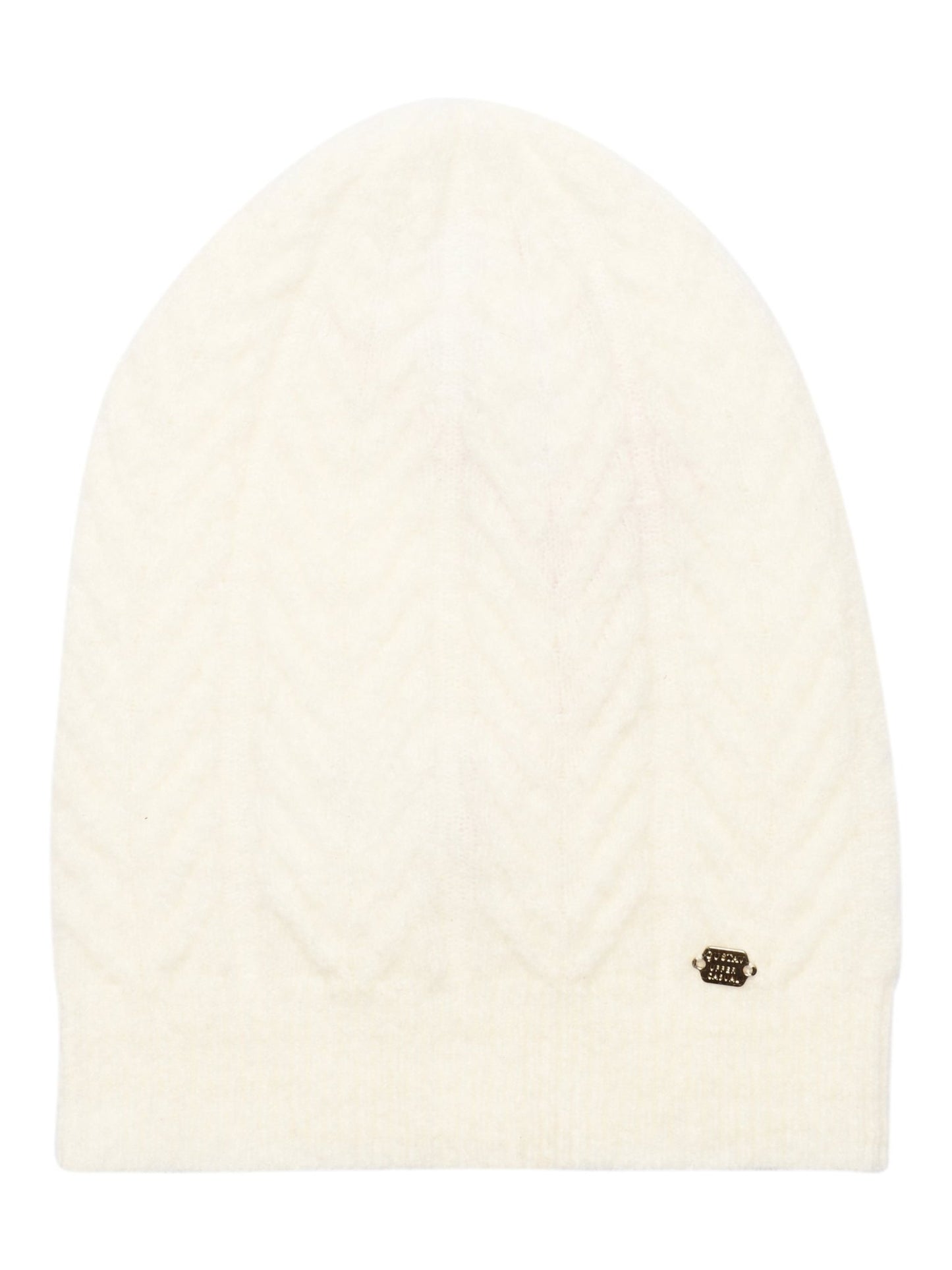 Gustav Edona off-white strikket hue med chevronmønster og et lille metalmærke med logo tæt på kanten.