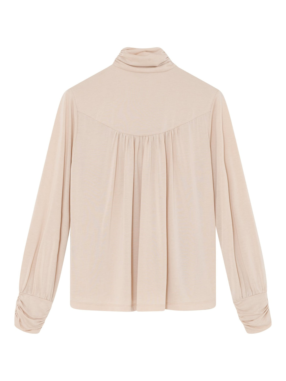 Beige 156196 | Gustav – Vita Lys, langærmet bluse i pudderfarve med høj halsudskæring og plisseret detalje på ryggen.