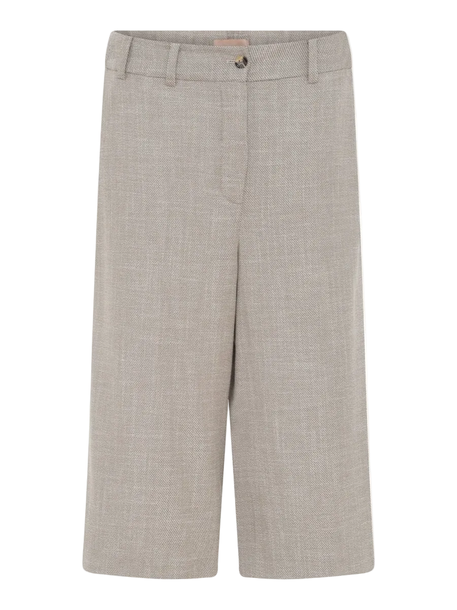 Beige Gustav – Callista Beige, korte bukser med brede ben, knaplukning og bæltestropper.