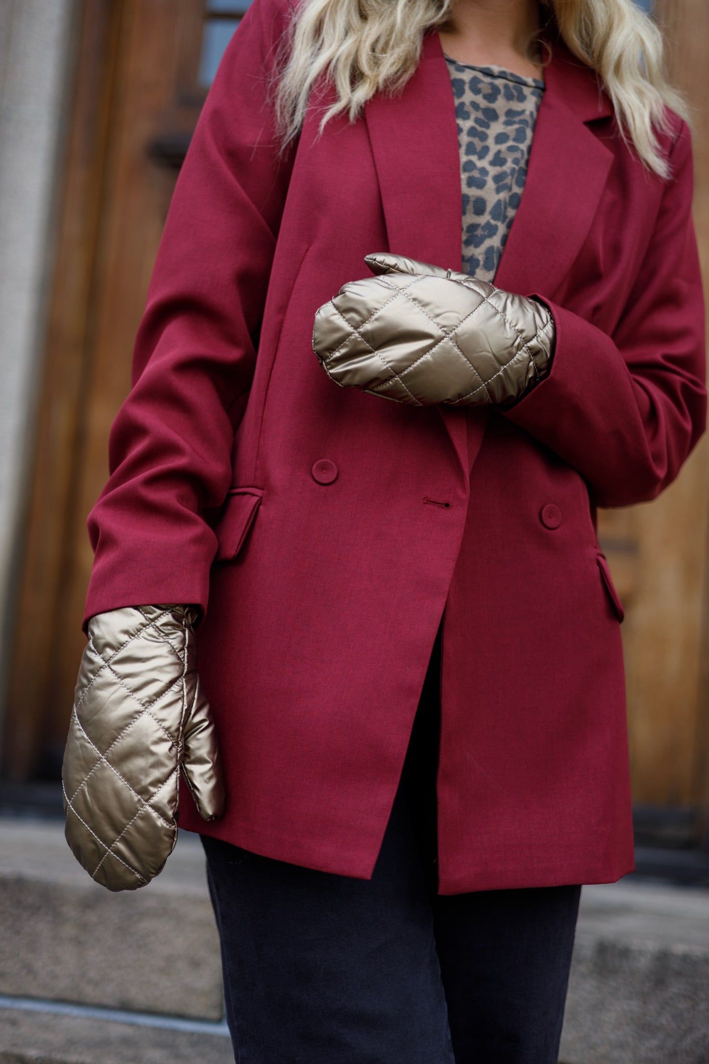 Gyldne quiltede luffer set på model