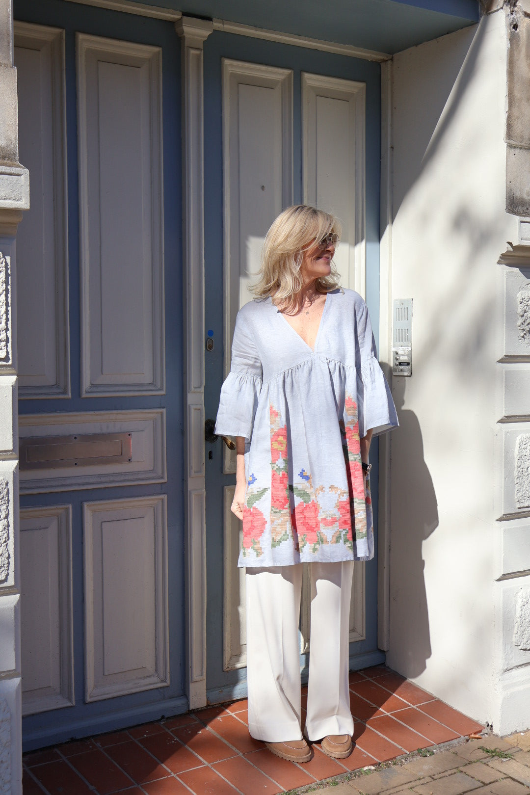 151001 | Greek Archaic Kori - Rose Bell Sleeve Lysegrå