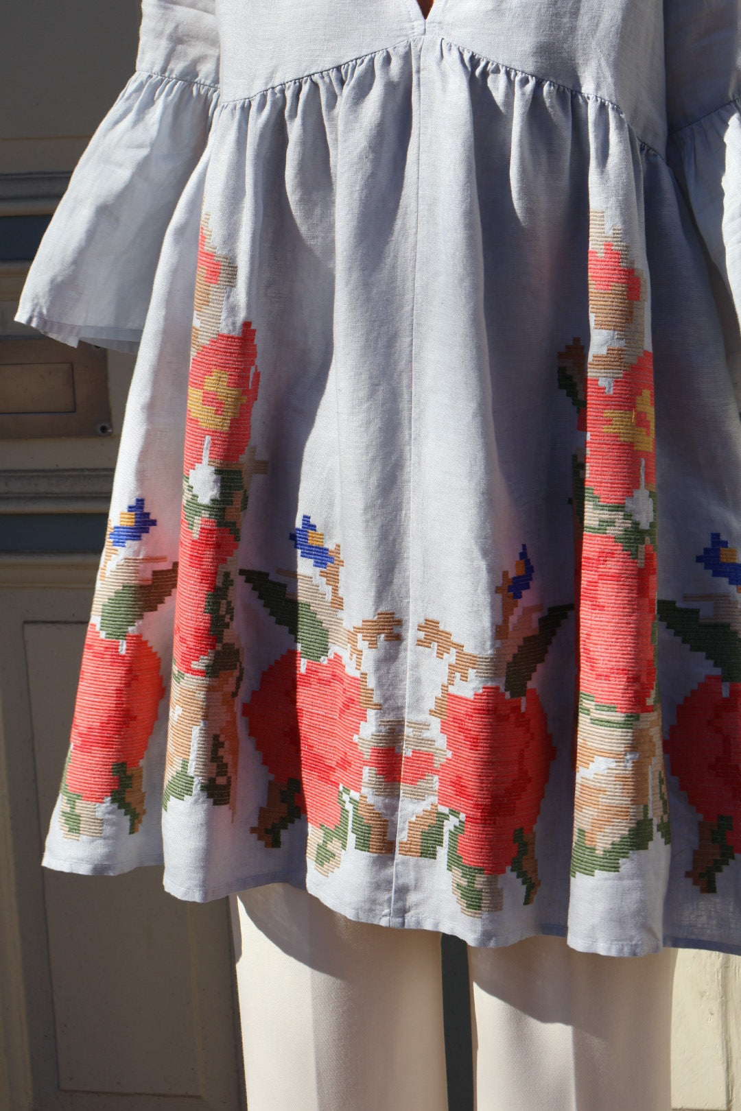 151001 | Greek Archaic Kori - Rose Bell Sleeve Lysegrå