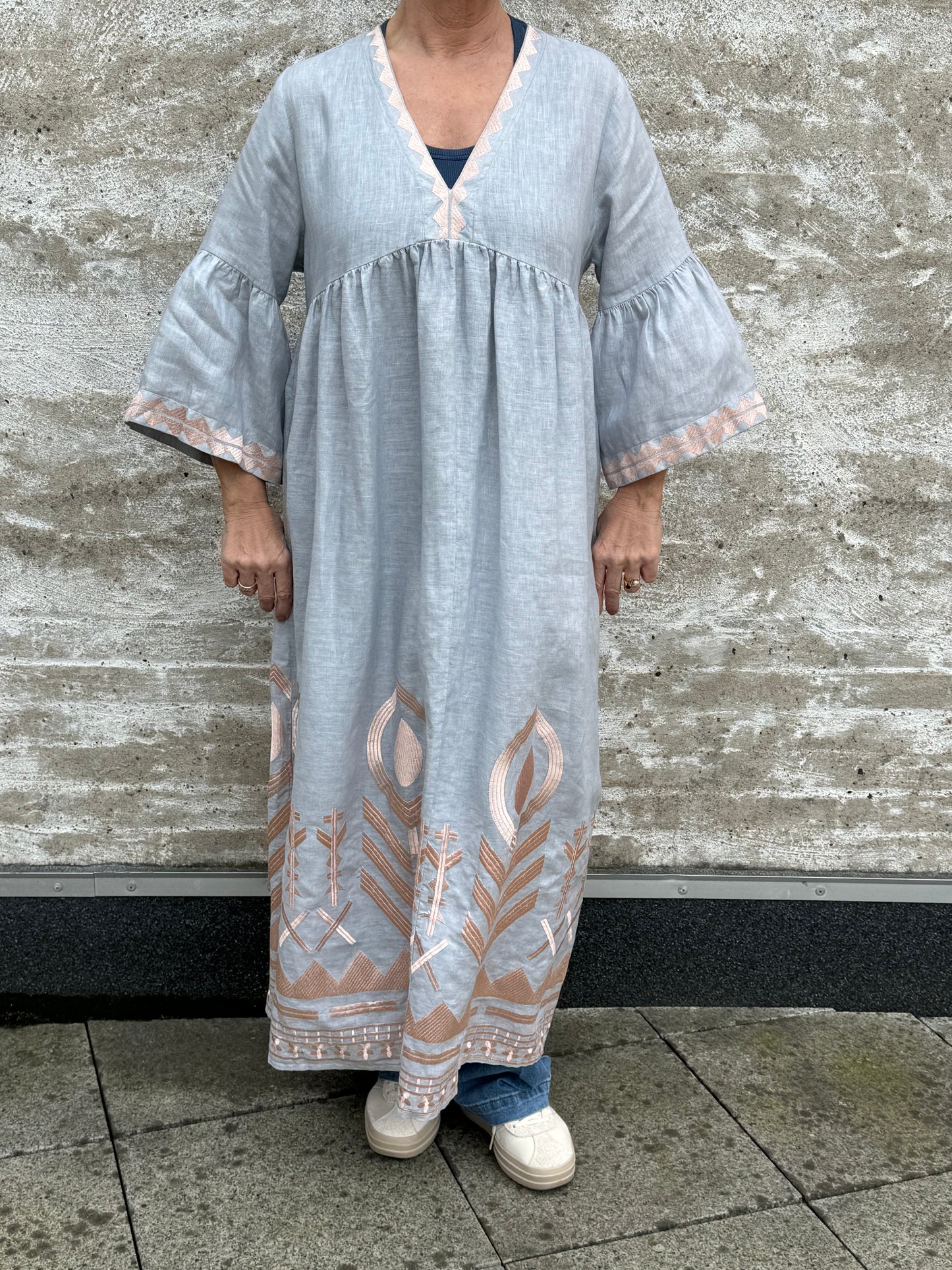 154200 | Greek Archaic Kori - Long feather bell sleeve Lysegrå