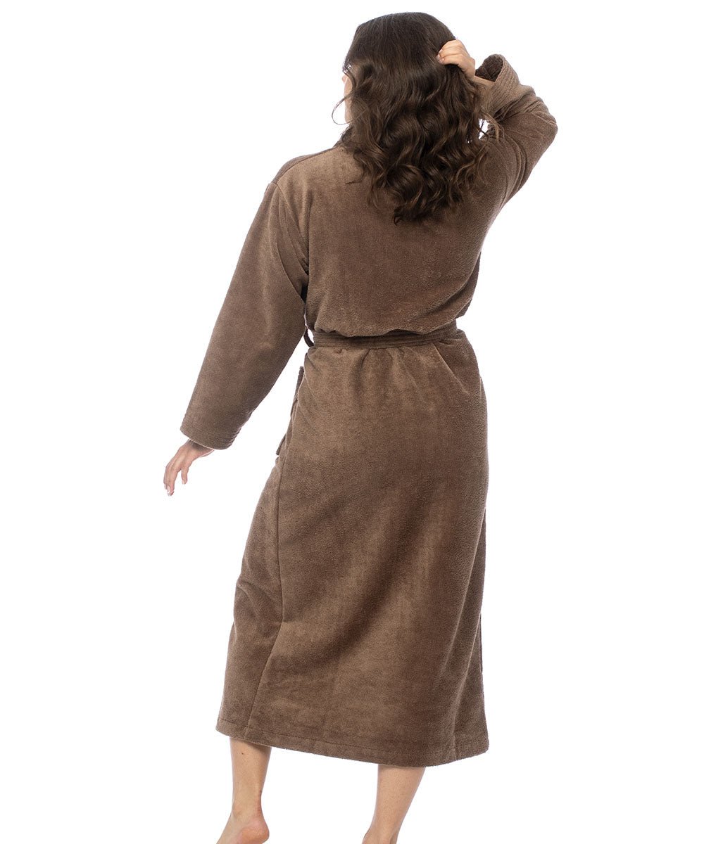 Personen har en JBA 153015 Greve Brun-kåbe på, er barfodet, har hånden i håret og er svøbt i blødt stof af en blanding af bomuld og polyester.