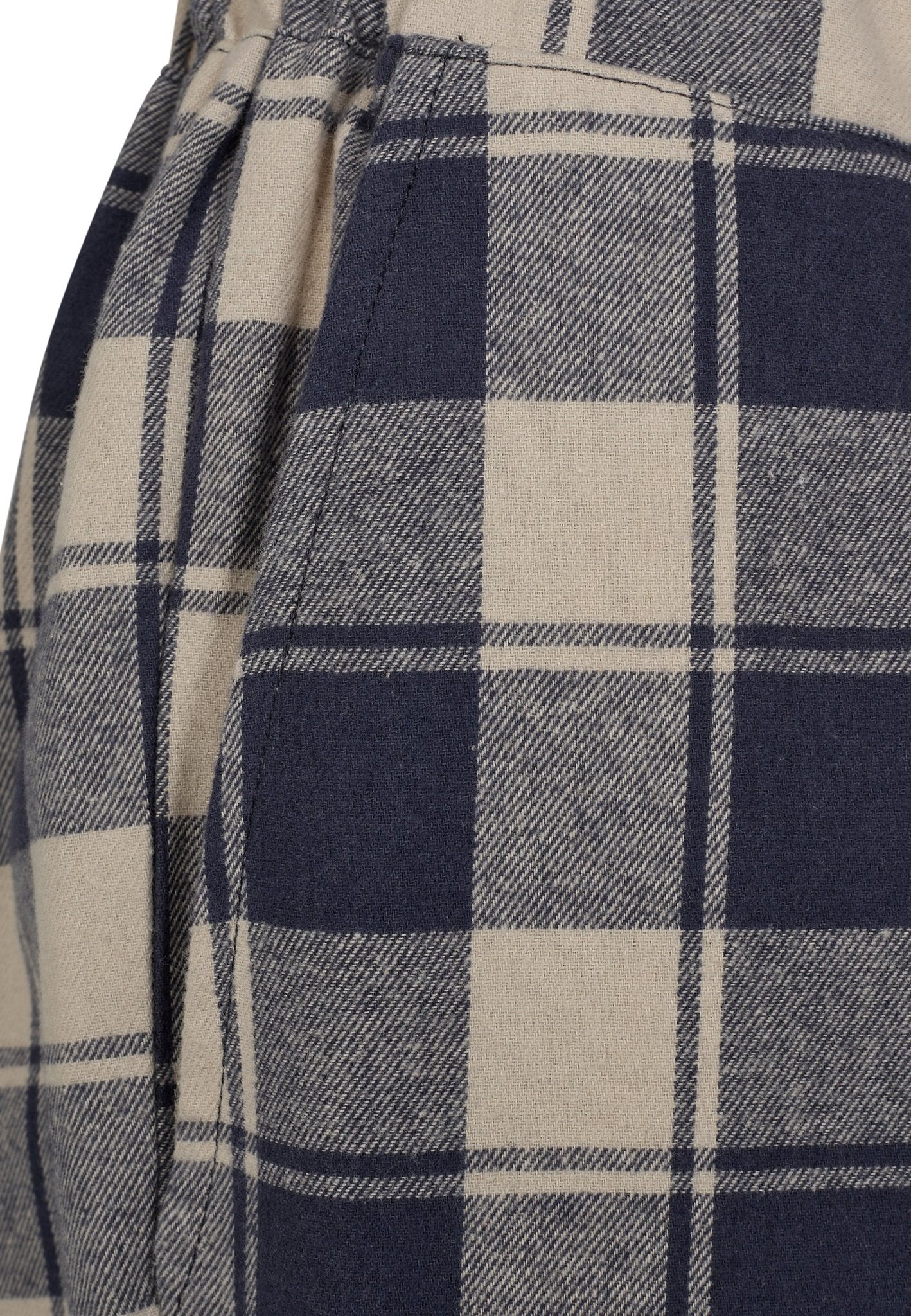 Nærbillede af JBS of Denmark-flannelbukser i Blå-stof med marineblå og beige tern, med en søm og rynket detalje.