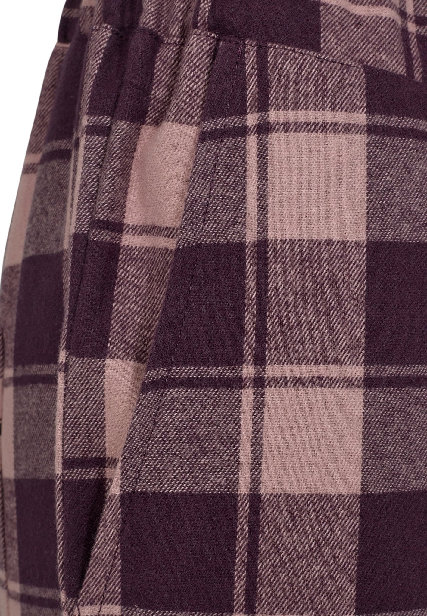 Nærbillede af JBS of Denmark-flannelbukser med lomme i farven »Rosa«, der fremviser et hyggeligt loungewear-look i lilla og beige tern.
