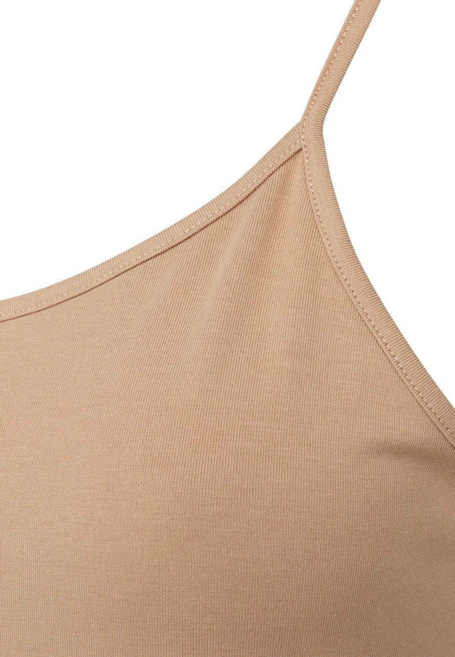 Nærbillede af 153962 JBS fra Danmark – DK Strop Top Pudder, der viser dets bløde beige viskose og delikate stofstruktur.
