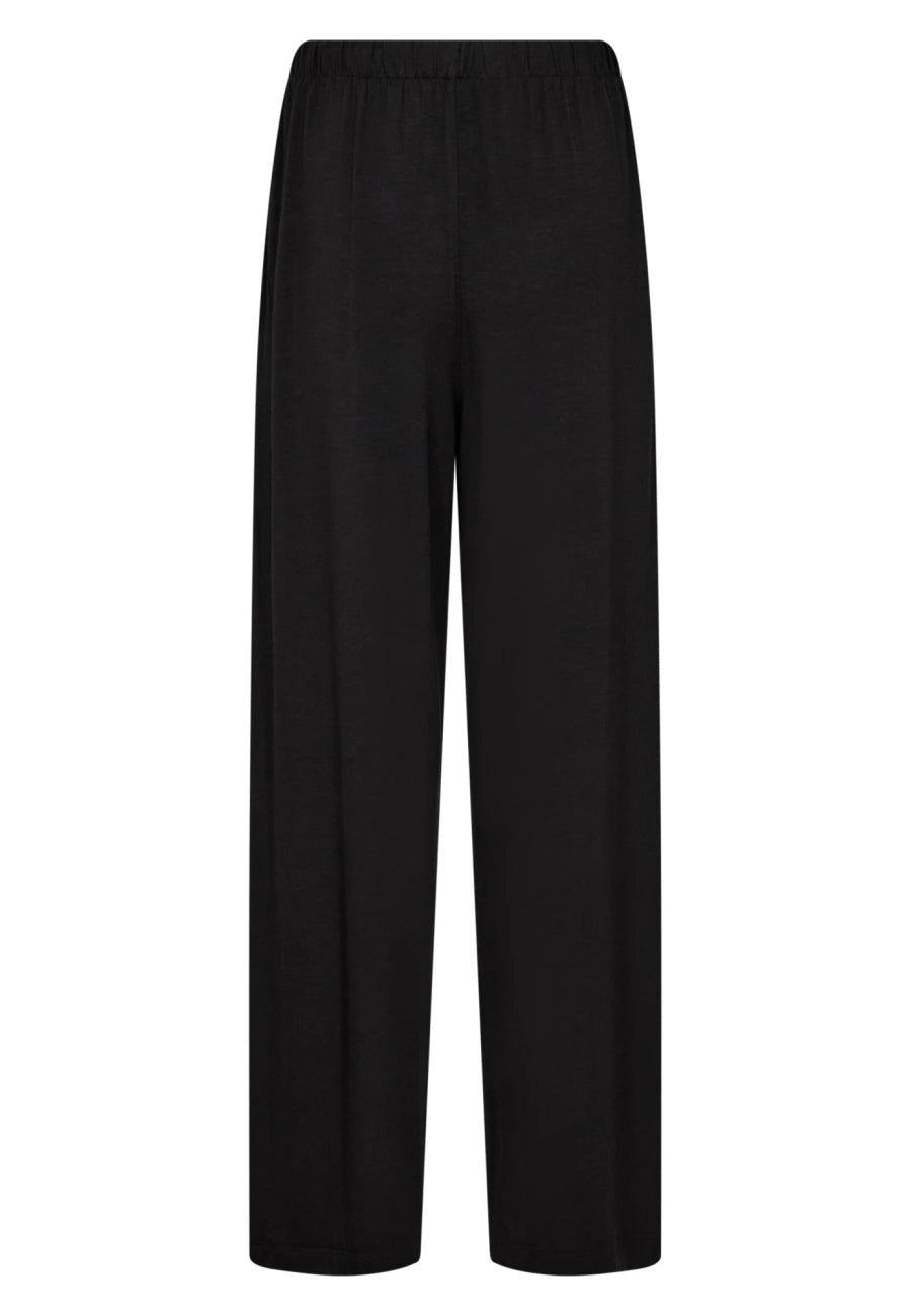 JBS of Denmark DK Bukser Sort: Sorte loungewear-bukser med brede ben og elastisk linning, vist på hvid baggrund.